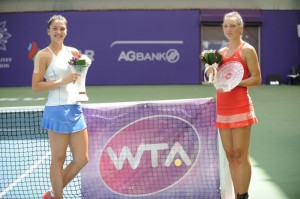 Маргарита Гаспарян (слева) вошла в топ-100 обновленного рейтинга WTA, благодаря своей победе на турнире в Баку